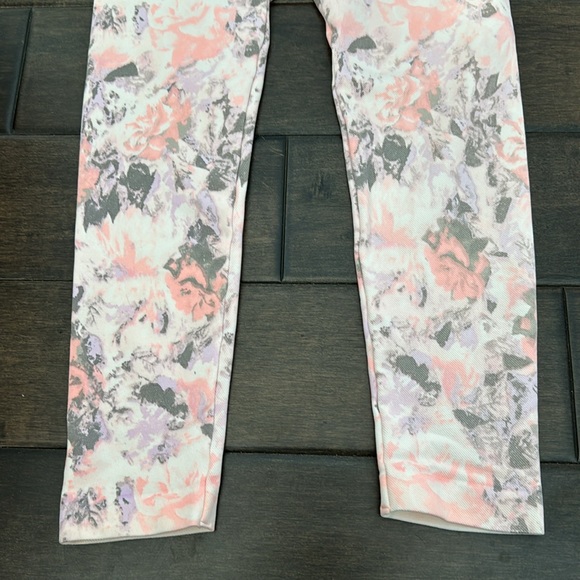 ❤️3/$30 Breezies Tummy Smoothing Seamless 3/4 Cropped Leggings - Picture 3 of 9